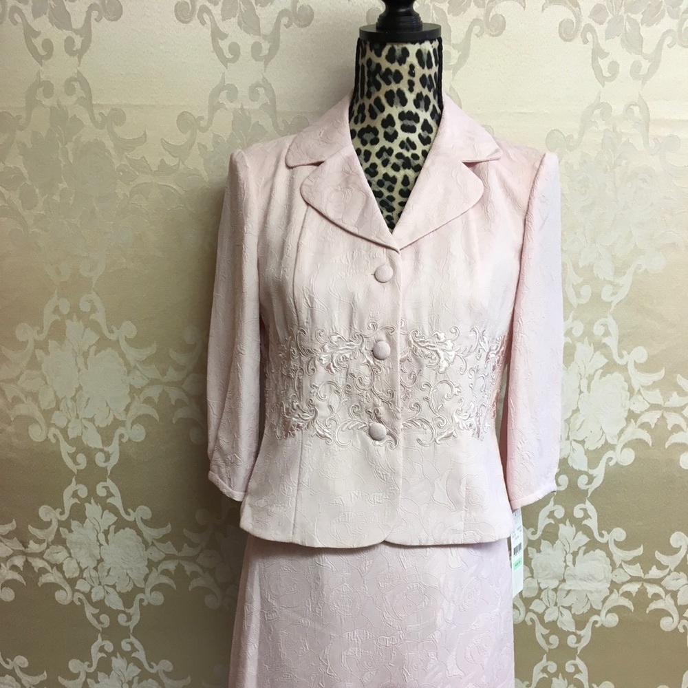 NWT Beautiful 2 Piece Jacket and Skirt. Stunning.